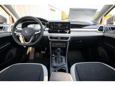 2025 Volkswagen Taos 1.5T SE