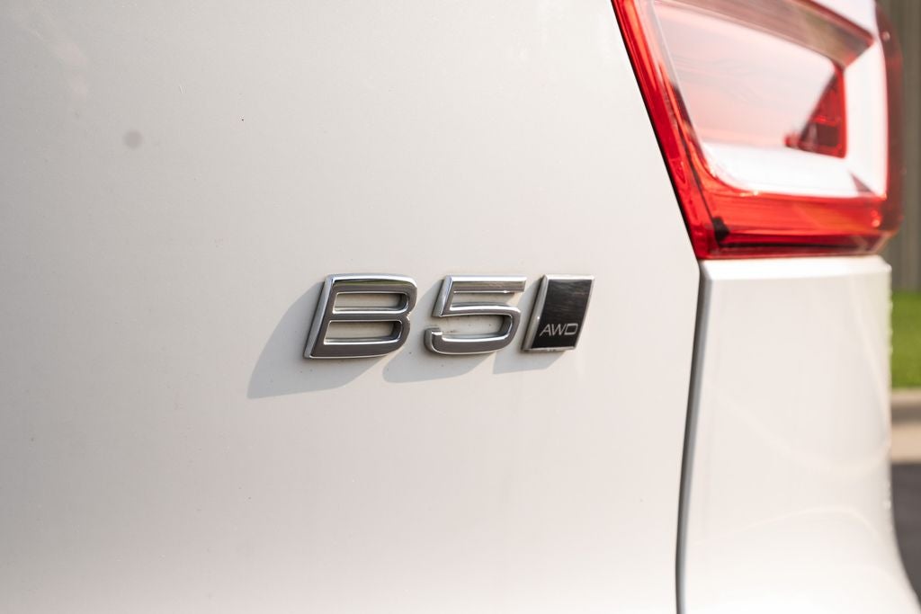 2023 Volvo XC40 B5 Plus Dark Theme