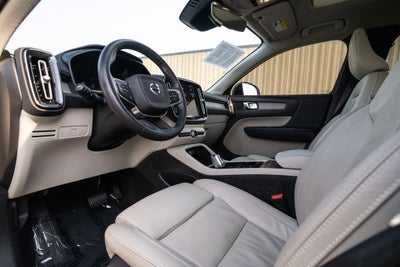 2023 Volvo XC40 B5 Plus Dark Theme