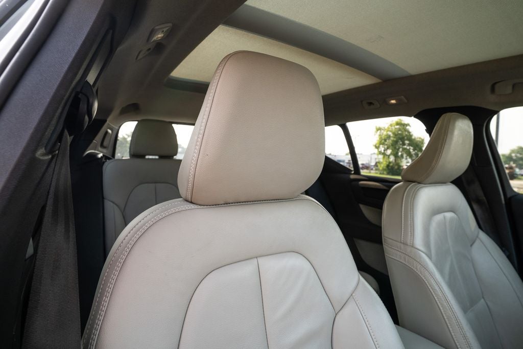 2023 Volvo XC40 B5 Plus Dark Theme