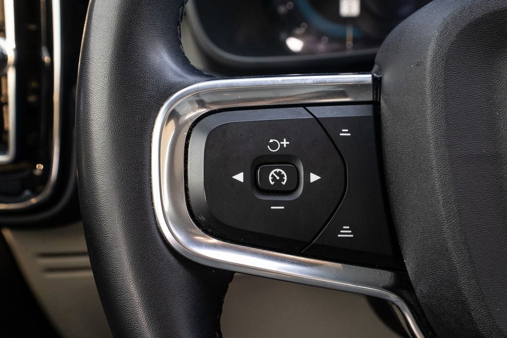 2023 Volvo XC40 B5 Plus Dark Theme