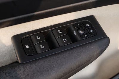 2023 Volvo XC40 B5 Plus Dark Theme