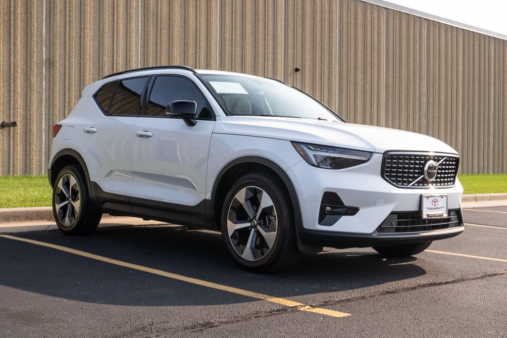 2023 Volvo XC40 B5 Plus Dark Theme