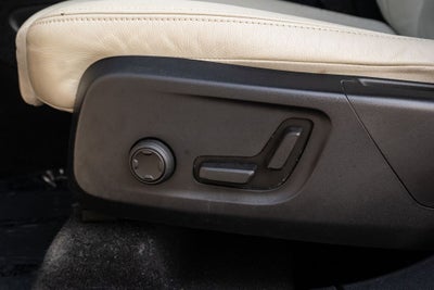 2023 Volvo XC40 B5 Plus Dark Theme