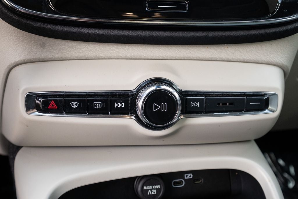 2023 Volvo XC40 B5 Plus Dark Theme