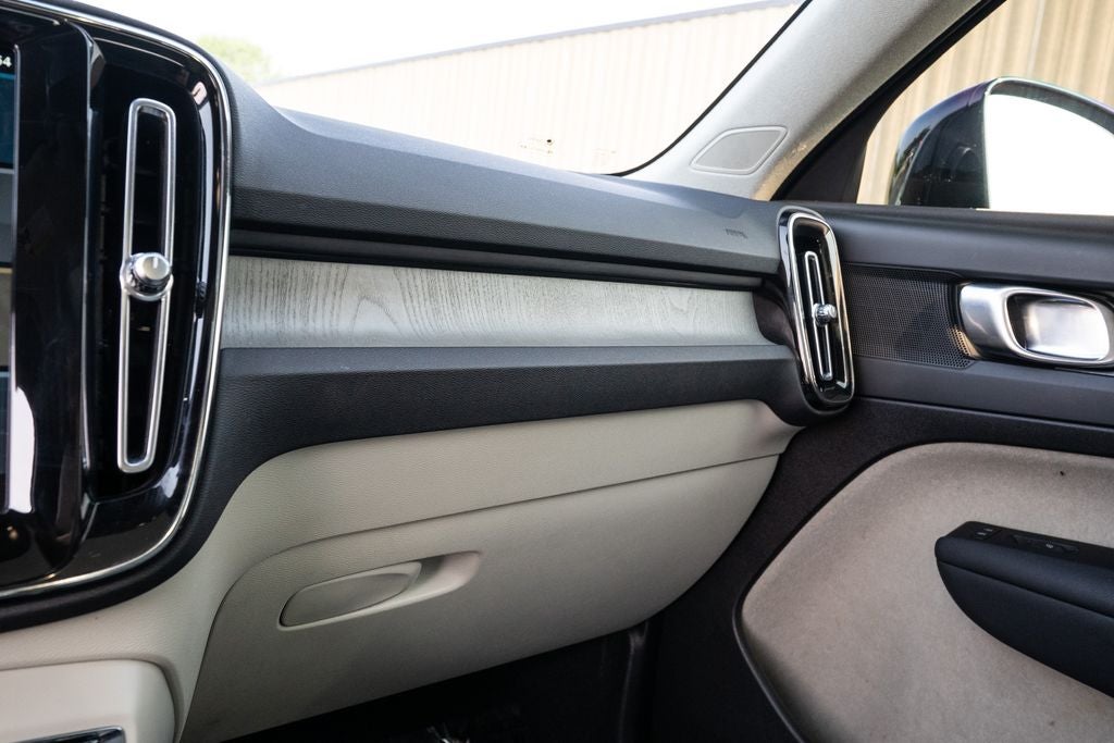 2023 Volvo XC40 B5 Plus Dark Theme