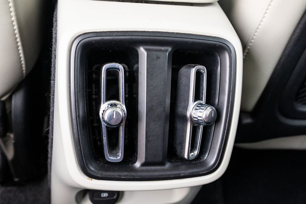 2023 Volvo XC40 B5 Plus Dark Theme