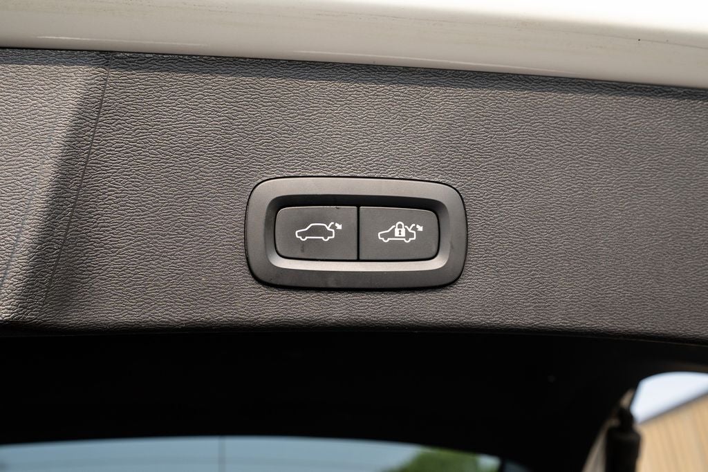 2023 Volvo XC40 B5 Plus Dark Theme