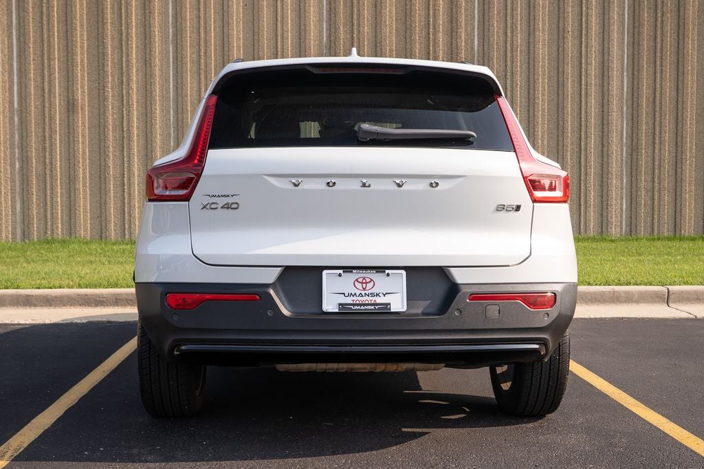 2023 Volvo XC40 B5 Plus Dark Theme